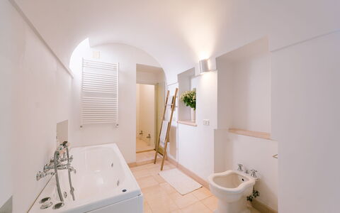 Villa dei Glicini 8+2: Wand, Flooring, Armatur, Fussboden, Badezimmer, Interior Design, Badewanne, Decke, Beleuchtung, Installation