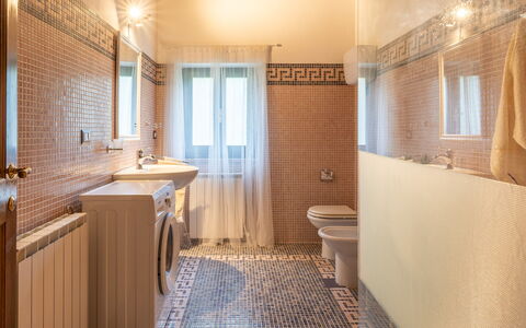 Casale delle Farfalle 12: Flooring, Fussboden, Armatur, Interior Design, Badezimmer, Fliese, Beleuchtung, Installation, Zapfhahn, Decke