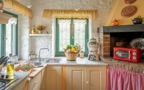 Casale delle Farfalle 12: Interior Design, Möbel, Holz, Küche, Beleuchtung, Zimmer, Zuhause, Flooring, Decke, Cabinetry