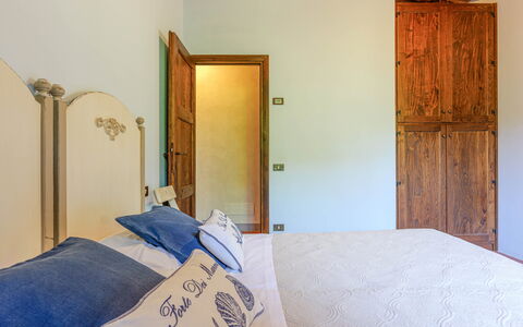 Villa Jasmine 8: Holz, Interior Design, Schlafzimmer, Möbel, Bett, Bettdecke, Flooring, Fussboden, Zimmer, Bedding