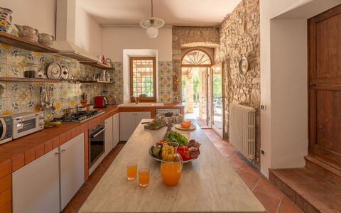 Villa la Pizzichina 10: Interior Design, Küche, Flooring, Möbel, Decke, Fussboden, Beleuchtung, Zuhause, Countertop, Zimmer