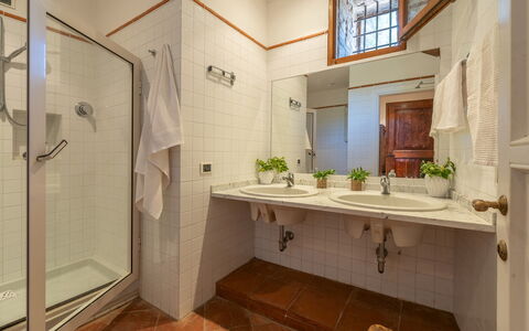 Villa la Pizzichina 10: Bad Sink, Interior Design, Armatur, Badezimmer, Flooring, Sinken, Fussboden, Decke, Möbel, Zapfhahn