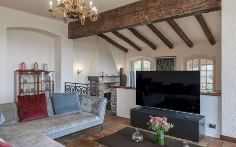Villa la Cicaliera 10: Möbel, Interior Design, Wand, Couch, Flooring, Holz, Zimmer, Fussboden, Wohnzimmer, Decke