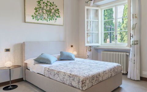 Villa la Cicaliera 10: Schlafzimmer, Bett, Textil, Bettdecke, Bedding, Linens, Möbel, Interior Design, Bettrahmen, Fussboden