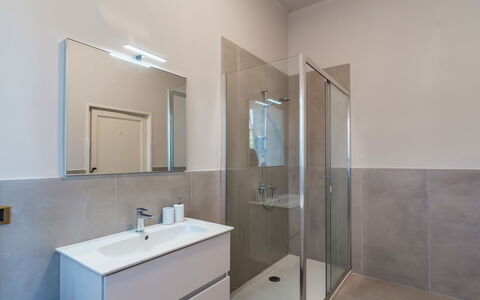 Villa la Cicaliera 10: Flooring, Fussboden, Badezimmer, Armatur, Interior Design, Installation, Zapfhahn, Spiegel, Zimmer, Badezimmerschrank