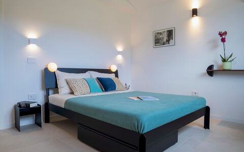 Casa Moros 6: Möbel, Bett, Interior Design, Schlafzimmer, Bettdecke, Bedding, Fussboden, Zimmer, Flooring, Textil