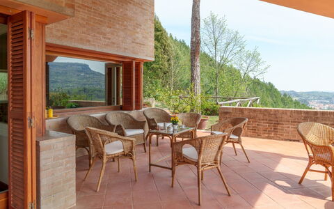 Villa Lia 10: Holz, Holzbeize, Decke, Hartholz, Eco Hotel, Stuhl, Schatten, Balkon, Backstein, Resort