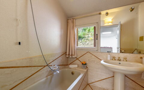 Villa Lia 10: Badezimmer, Armatur, Badewanne, Flooring, Interior Design, Fussboden, Installation, Zapfhahn, Beleuchtung, Decke