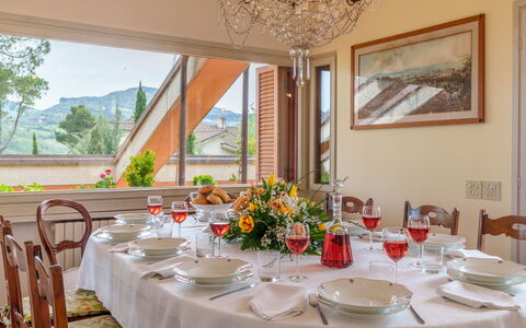 Villa Lia 10: Möbel, Tabelle, Interior Design, Tischdecke, Stuhl, Esszimmer, Geschirr, Küche & Esszimmer Tisch, Decke, Linens