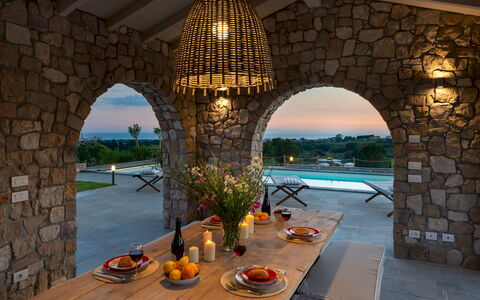 Villa la Casina 4: Möbel, Schwimmbad, Resort, Stuhl, Gartenmöbel, Steinwand, Schatten, Estate, Villa