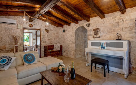 Trulli Italia 6+2: Möbel, Wand, Flooring, Interior Design, Fussboden, Decke, Tabelle, Couch, Zimmer, Wohnzimmer