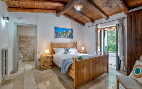 Trulli Italia 6+2: Möbel, Interior Design, Wand, Flooring, Holz, Fussboden, Decke, Bett, Schlafzimmer, Zuhause