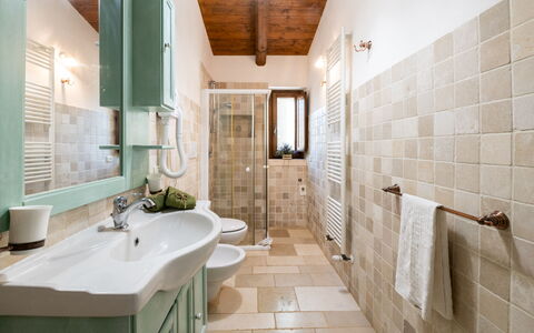Trulli Italia 6+2: Flooring, Wand, Interior Design, Fussboden, Armatur, Badezimmer, Decke, Beleuchtung, Fliese, Zapfhahn