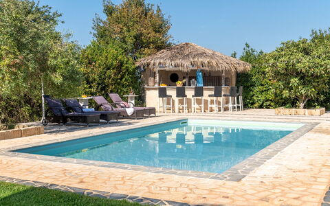 Trulli Italia 6+2: Schwimmbad, Möbel, Gartenmöbel, Resort, Stuhl, Schatten, Eco Hotel, Regenschirm, Freizeit, Verbundwerkstoff