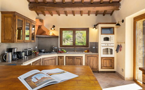 Poggio delle Lumie 6: Möbel, Interior Design, Küche, Holz, Flooring, Countertop, Zuhause, Cabinetry, Decke, Küchengerät