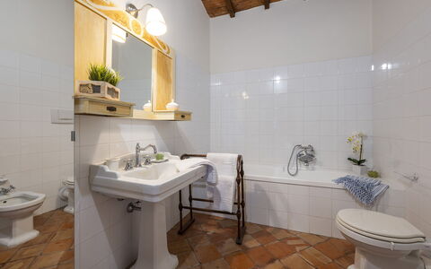Podere Casanovina 12: Badezimmer, Armatur, Flooring, Interior Design, Bad Sink, Fussboden, Sinken, Zapfhahn, Installation, Toilette