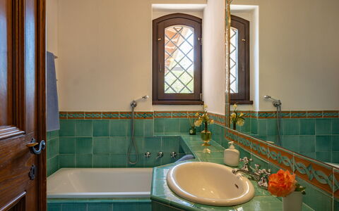 Dolce Collina 10: Badezimmer, Armatur, Bad Sink, Interior Design, Wand, Flooring, Sinken, Zapfhahn, Fussboden, Installation