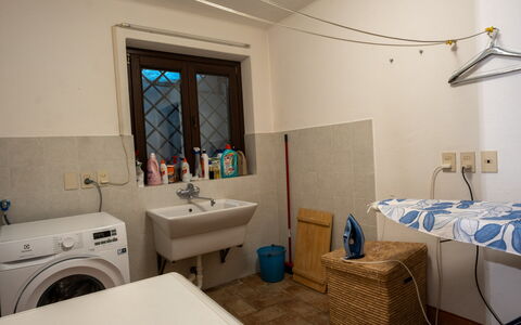 Dolce Collina 10: Flooring, Fussboden, Interior Design, Zimmer, Armatur, Möbel, Installation, Decke, Bad Sink, Fliese