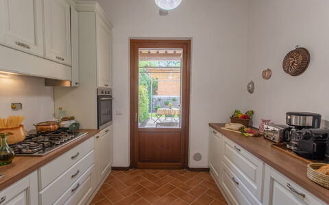 La Collina degli Ulivi 8+2: Küche, Countertop, Küchengerät, Flooring, Interior Design, Cabinetry, Holz, Major Appliance, Fussboden, Zuhause