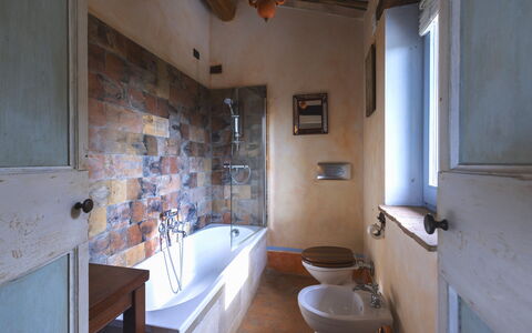 Villa Aperolli 4: Wand, Armatur, Badezimmer, Flooring, Badewanne, Interior Design, Fussboden, Zapfhahn, Installation, Decke