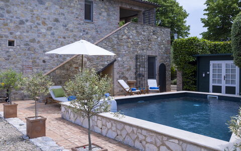 Villa Aperolli 4: Schwimmbad, Resort, Haus, Wohngebiet, Zuhause, Gartenmöbel, Verbundwerkstoff, Tür, Estate, Blumentopf