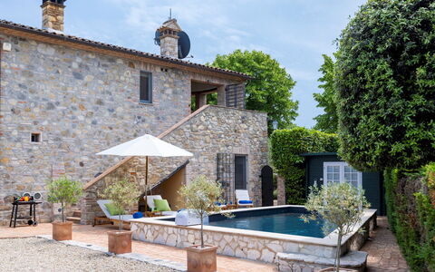 Villa Aperolli 4: Blau, Schwimmbad, Haus, Zuhause, Blumentopf, Hütte, Zimmerpflanze, Garten, Regenschirm, Estate