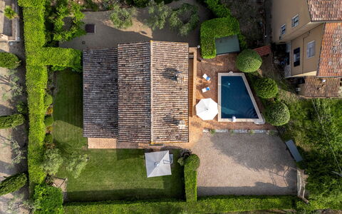 Villa Aperolli 4: Wohngebiet, Schwimmbad, Haus, Zuhause, Grundstueck, Dach, Urban Design, Garten, Estate, Landscaping