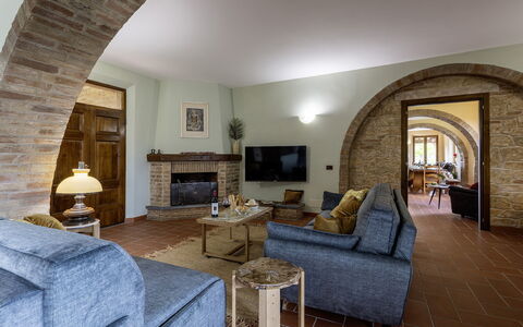 Podere Gellino 14: Möbel, Wand, Interior Design, Flooring, Decke, Couch, Fussboden, Zimmer, Beleuchtung, Wohnzimmer