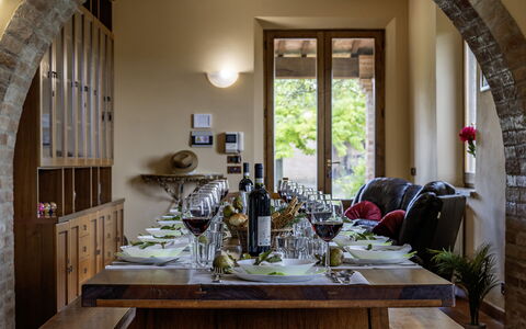 Podere Gellino 14: Möbel, Interior Design, Tabelle, Holz, Stuhl, Flooring, Geschirr, Beleuchtung, Küche & Esszimmer Tisch, Esszimmer