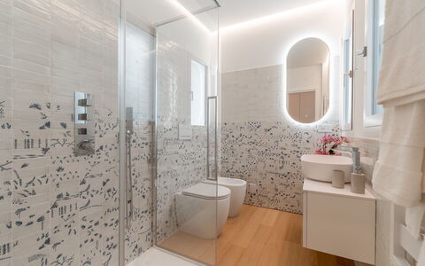Dimora Mareblu 6: Flooring, Interior Design, Wand, Fussboden, Armatur, Badezimmer, Decke, Installation, Light Fixture, Beleuchtung
