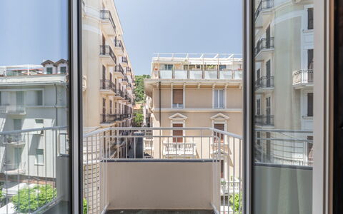 Dimora Mareblu 6: Wohnung, Verbundwerkstoff, Balkon, Glas, Eigentumswohnung, Schatten, Geländer, Aluminium, Daylighting, Stahl