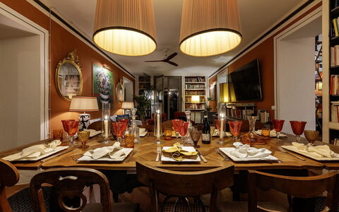 Case Novole 10: Möbel, Interior Design, Tabelle, Stuhl, Decke, Esszimmer, Beleuchtung, Light Fixture, Geschirr, Küche & Esszimmer Tisch
