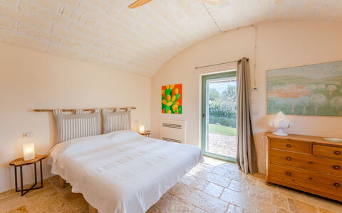 Trullo Magnifico 8: Möbel, Wand, Fussboden, Interior Design, Flooring, Holz, Decke, Schlafzimmer, Bett, Beleuchtung