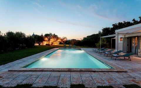 Trullo Magnifico 8: Schwimmbad, Blau, Resort, Estate, Verbundwerkstoff, Thermae, Water Feature, Eco Hotel, Gartenmöbel, Schatten
