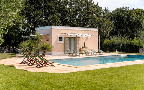 Trullo Magnifico 8: Schwimmbad, Wohngebiet, Zuhause, Estate, Garten, Schatten, Hütte, Landscaping, Resort, Bauernhaus