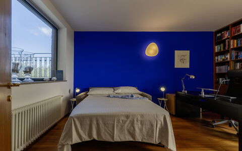 Villa Amyra 6+2: Blau, Wand, Interior Design, Schlafzimmer, Möbel, Bett, Decke, Flooring, Fussboden, Bettdecke