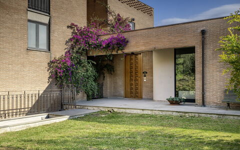 Villa Amyra 6+2: Wand, Wohngebiet, Strauch, Fassade, Zuhause, Backstein, Estate, Garten, Garten, Landscaping