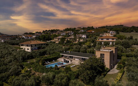 Villa Amyra 6+2: Schwimmbad, Wohngebiet, Estate, Resort, Eco Hotel, Vogelperspektive, Villa, Hazienda, Villa, Luftaufnahmen