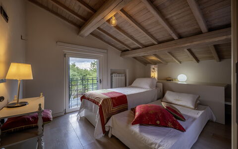 Villa Sparta 8+2: Möbel, Wand, Interior Design, Schlafzimmer, Bett, Fussboden, Flooring, Zuhause, Decke, Zimmer