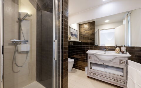 Villa Sparta 8+2: Badezimmer, Armatur, Interior Design, Flooring, Fussboden, Sinken, Badewanne, Bad Sink, Zapfhahn, Badezimmerschrank
