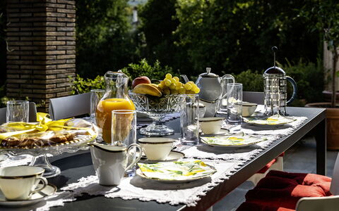 Villa Sparta 8+2: Geschirr, Möbel, Servierware, Tabelle, Drinkware, Dishware, Tischdecke, Teller, Essen