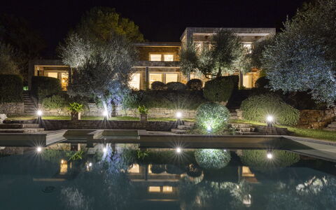 Brightline Villa 8: Garten, Estate, Landschaft Beleuchtung, Villa, Resort, Hazienda, Nacht, Schwimmbad, Landscaping, Villa