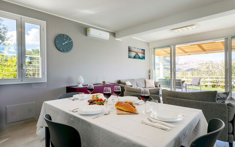 Villa dei Sospiri 4: Möbel, Stuhl, Tabelle, Interior Design, Küche & Esszimmer Tisch, Decke, Schatten, Restaurant, Esszimmer, Zimmerpflanze