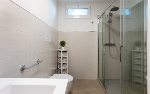 Villa dei Sospiri 4: Badezimmer, Flooring, Armatur, Interior Design, Fussboden, Wand, Toilette, Bad Sink, Badezimmerschrank, Zapfhahn
