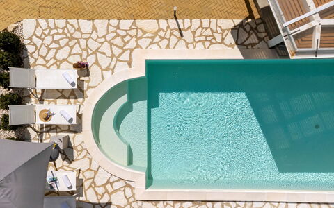 Villa dei Sospiri 4: Schwimmbad, Blau, Gartenmöbel, Resort, Verbundwerkstoff, Eco Hotel, Sonnenliege, Hotel, Fliese, Thermae