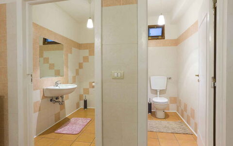 Villa Arbeio 8+6: Flooring, Wand, Fussboden, Armatur, Badezimmer, Interior Design, Decke, Toilette, Installation, Zimmer