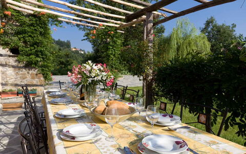 Villa Arbeio 8+6: Möbel, Tabelle, Stuhl, Gartenmöbel, Tisch Im Freien, Restaurant, Küche & Esszimmer Tisch, Schatten, Garten, Tischdecke