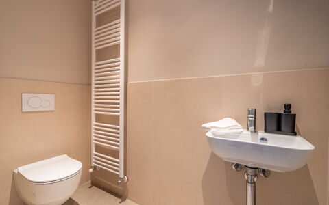 Cascina Buzio 12: Flooring, Wand, Fussboden, Badezimmer, Armatur, Interior Design, Toilette, Installation, Toilleten Sitz, Fliese