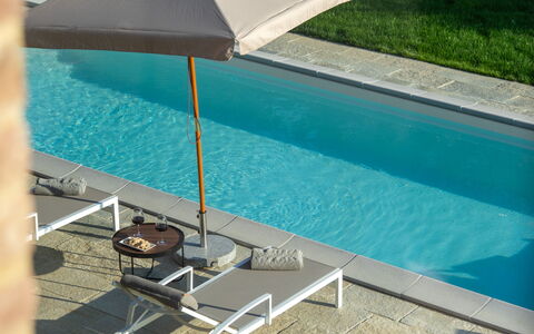 Cascina Buzio 12: Gartenmöbel, Regenschirm, Schwimmbad, Möbel, Sonnenliege, Schatten, Stuhl, Tisch Im Freien, Design, Resort