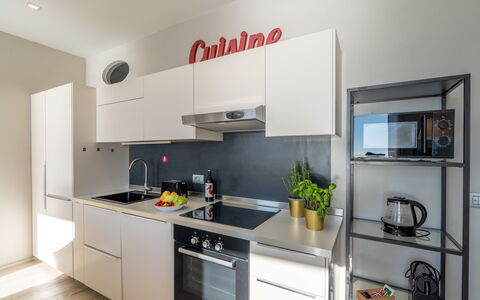 Aurora 2+2: Küche, Küchengerät, Countertop, Cabinetry, Major Appliance, Interior Design, Herd, Möbel, Haushaltsgerät, Flooring